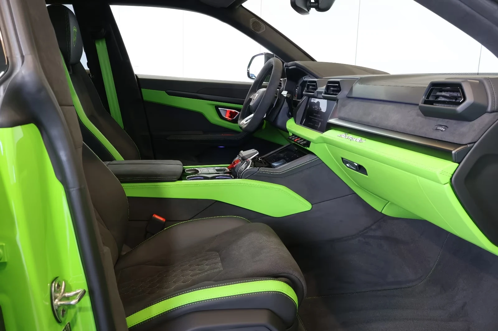 Lamborghini Urus SE / FACELIFT / BANG & OLUFSEN / 360 / HEAD-UP, снимка 14 - Автомобили и джипове - 54956435