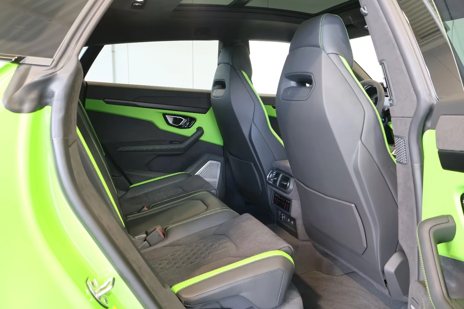 Lamborghini Urus SE / FACELIFT / BANG & OLUFSEN / 360 / HEAD-UP, снимка 17 - Автомобили и джипове - 54956435