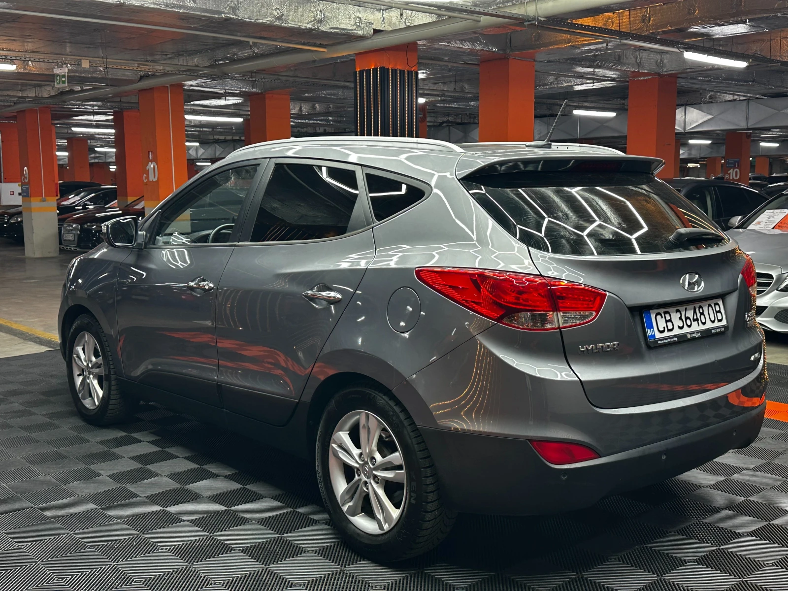 Hyundai IX35 2.0d/Автомат/4х4/ГАРАНЦИЯ, снимка 4 - Автомобили и джипове - 55573595