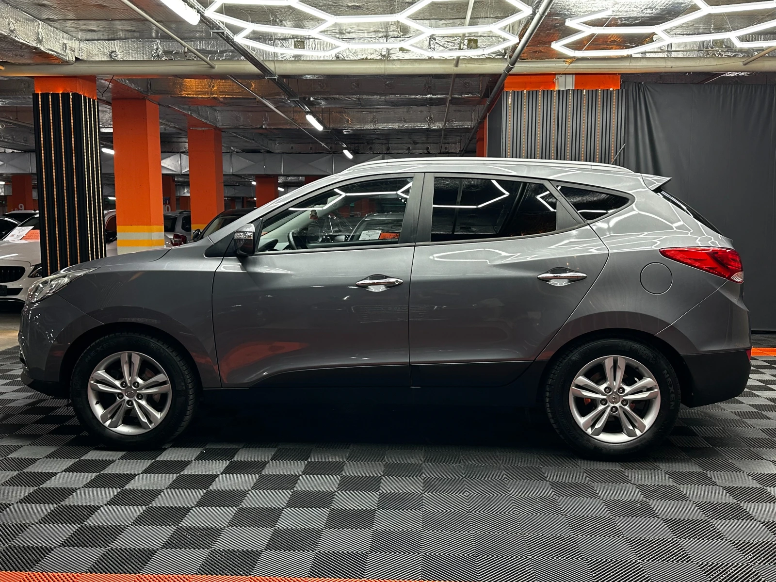Hyundai IX35 2.0d/Автомат/4х4/ГАРАНЦИЯ, снимка 3 - Автомобили и джипове - 55573595