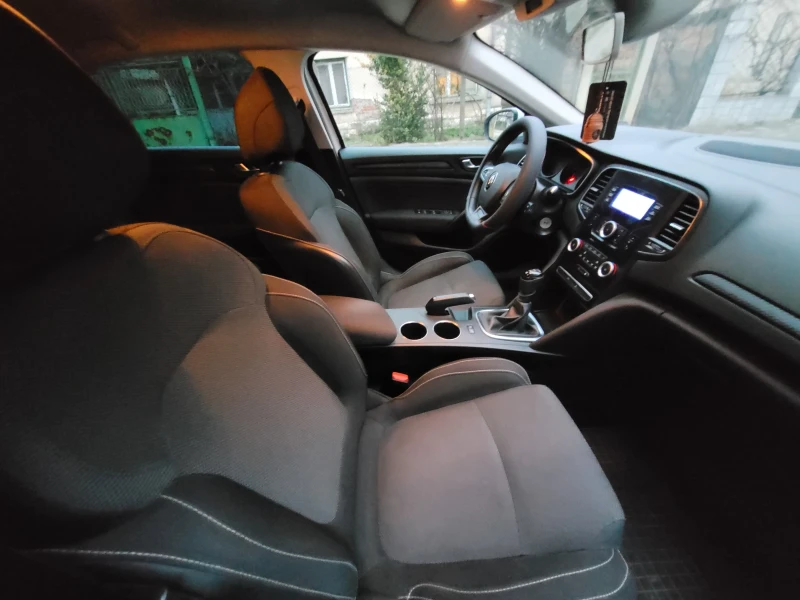 Renault Megane, снимка 10 - Автомобили и джипове - 53500878