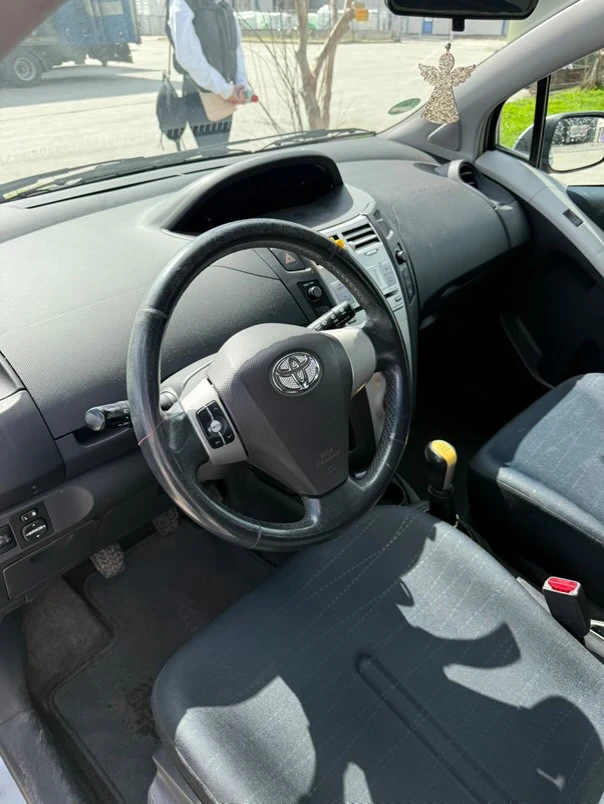 Toyota Yaris 1.3 - изображение 10
