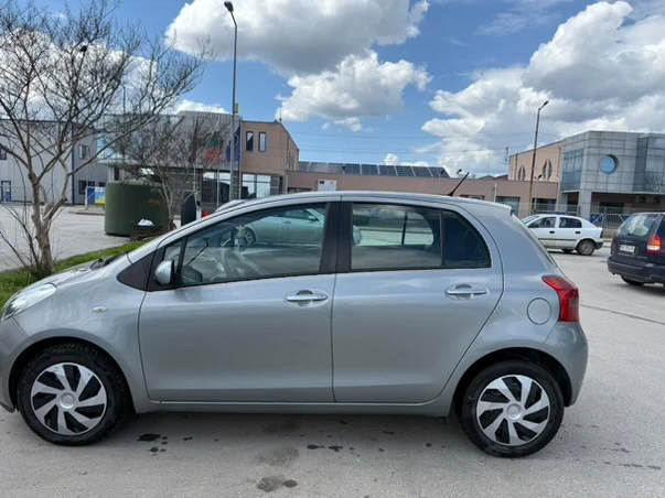 Toyota Yaris 1.3 - изображение 5