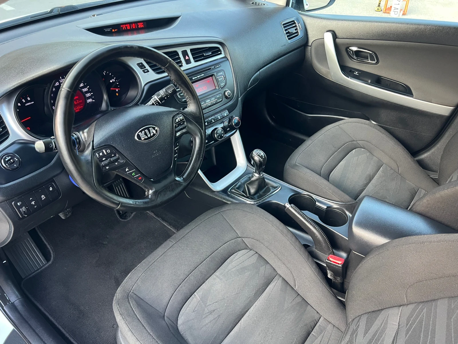 Kia Ceed 1.6CRDi 110кс* Климатик* евро 5 | Mobile.bg — изображение 11