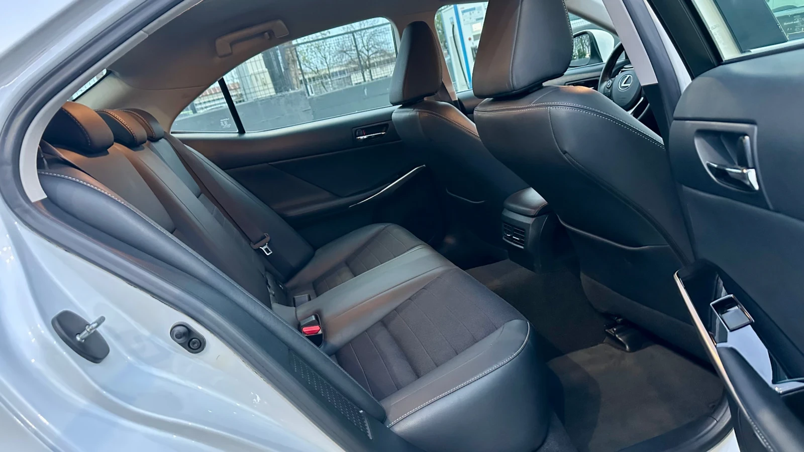 Lexus IS 300 2.5 Hybrid 156хил.км. Разход 5.5/100км! Облужен!, снимка 13 - Автомобили и джипове - 54411861