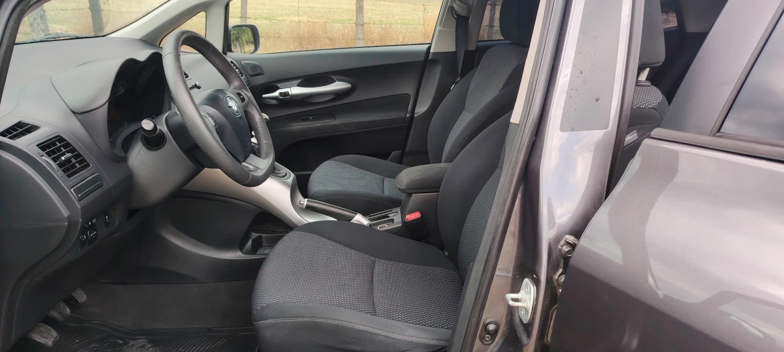 Toyota Auris 1.6i-132к.с, снимка 10 - Автомобили и джипове - 56200951