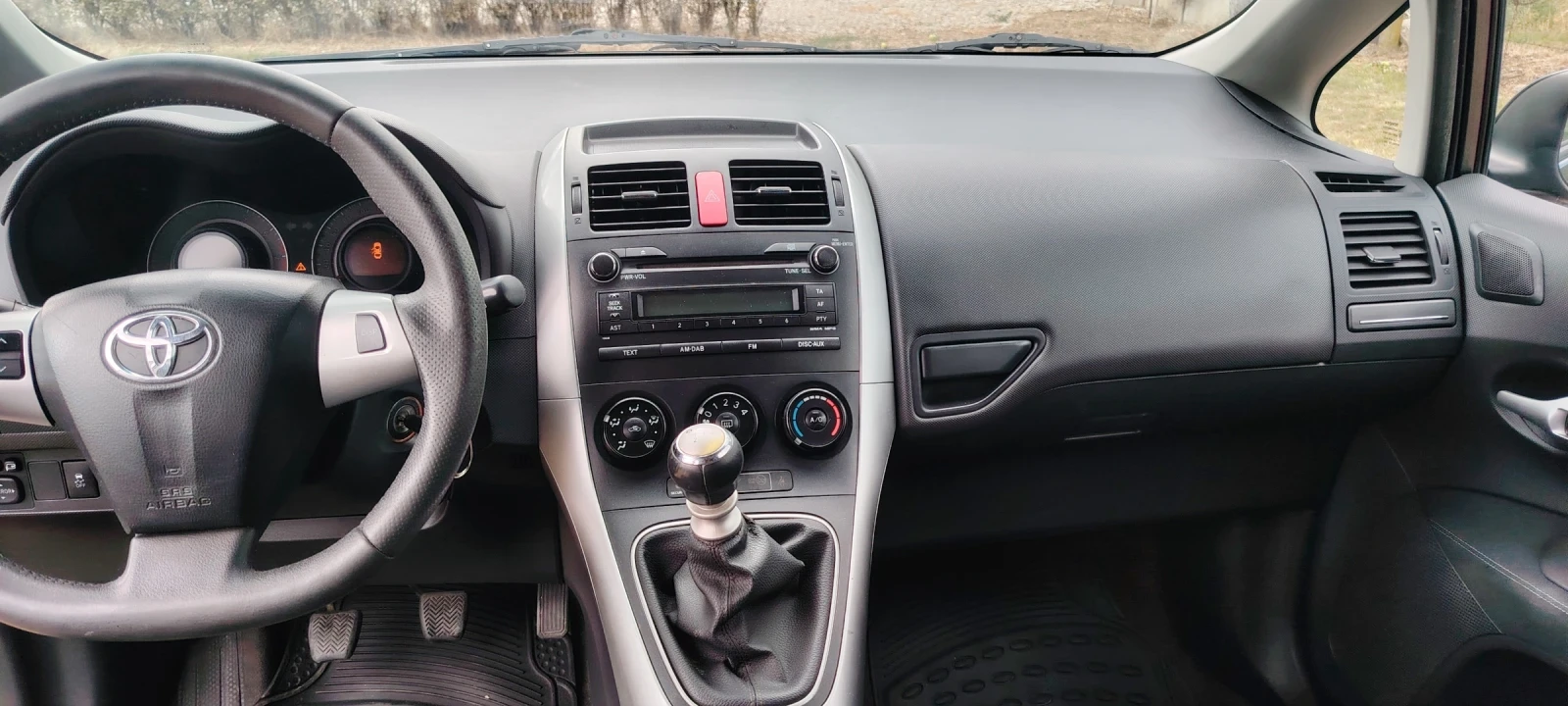 Toyota Auris 1.6i-132к.с, снимка 12 - Автомобили и джипове - 56200951