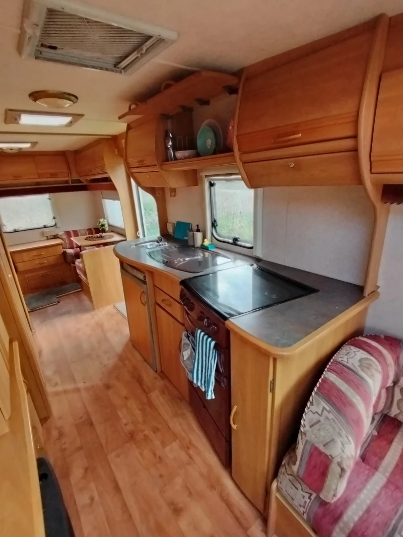 Каравана Swift Conquerer , снимка 7 - Каравани и кемпери - 53462493