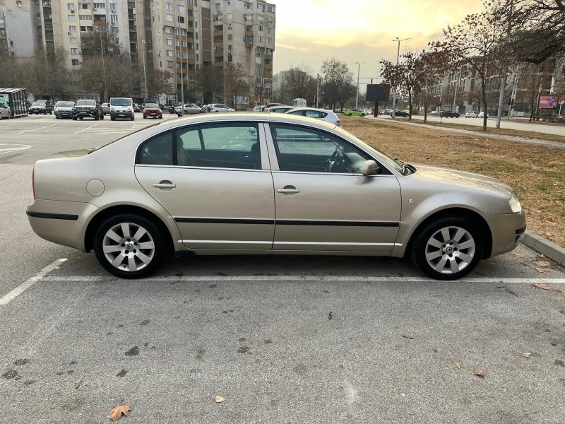 Skoda Superb 2.0i, снимка 5 - Автомобили и джипове - 48226585