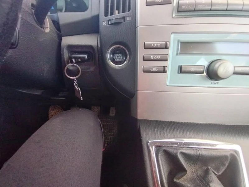 Toyota Corolla verso 2.0 D4D, снимка 6 - Автомобили и джипове - 52509533