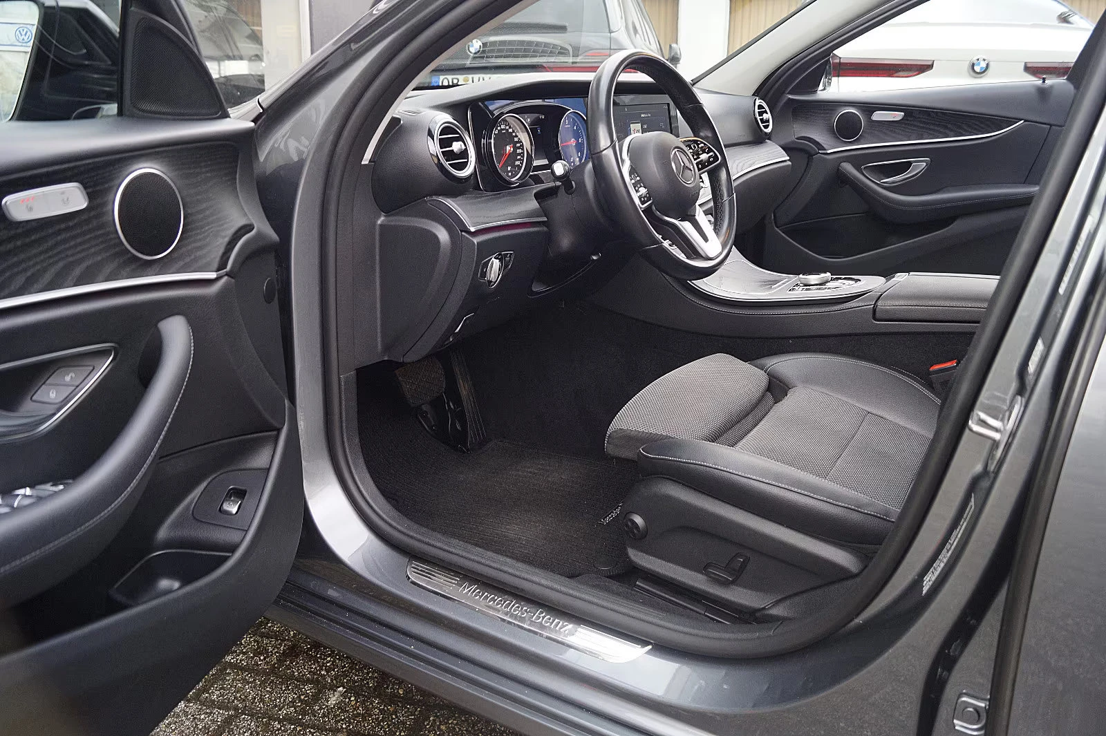 Mercedes-Benz E 220 d/194HP/AVANTGARDE/NIGHT/CAM/LED/NAVI/883g, снимка 4 - Автомобили и джипове - 53734389