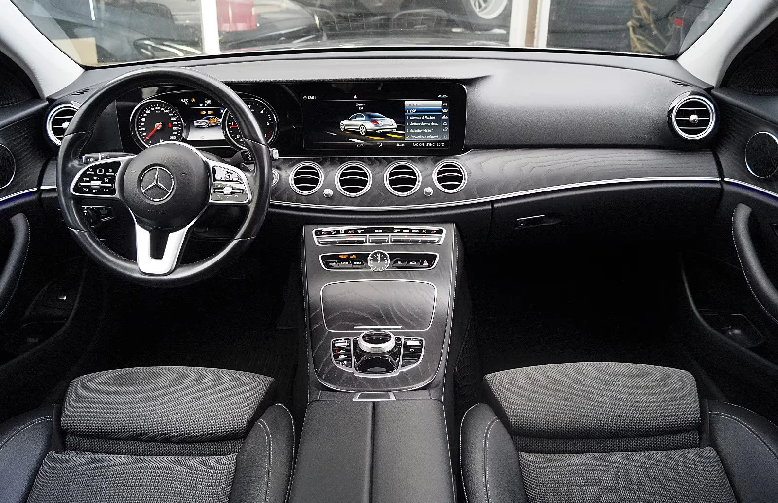 Mercedes-Benz E 220 d/194HP/AVANTGARDE/NIGHT/CAM/LED/NAVI/883g, снимка 5 - Автомобили и джипове - 53734389