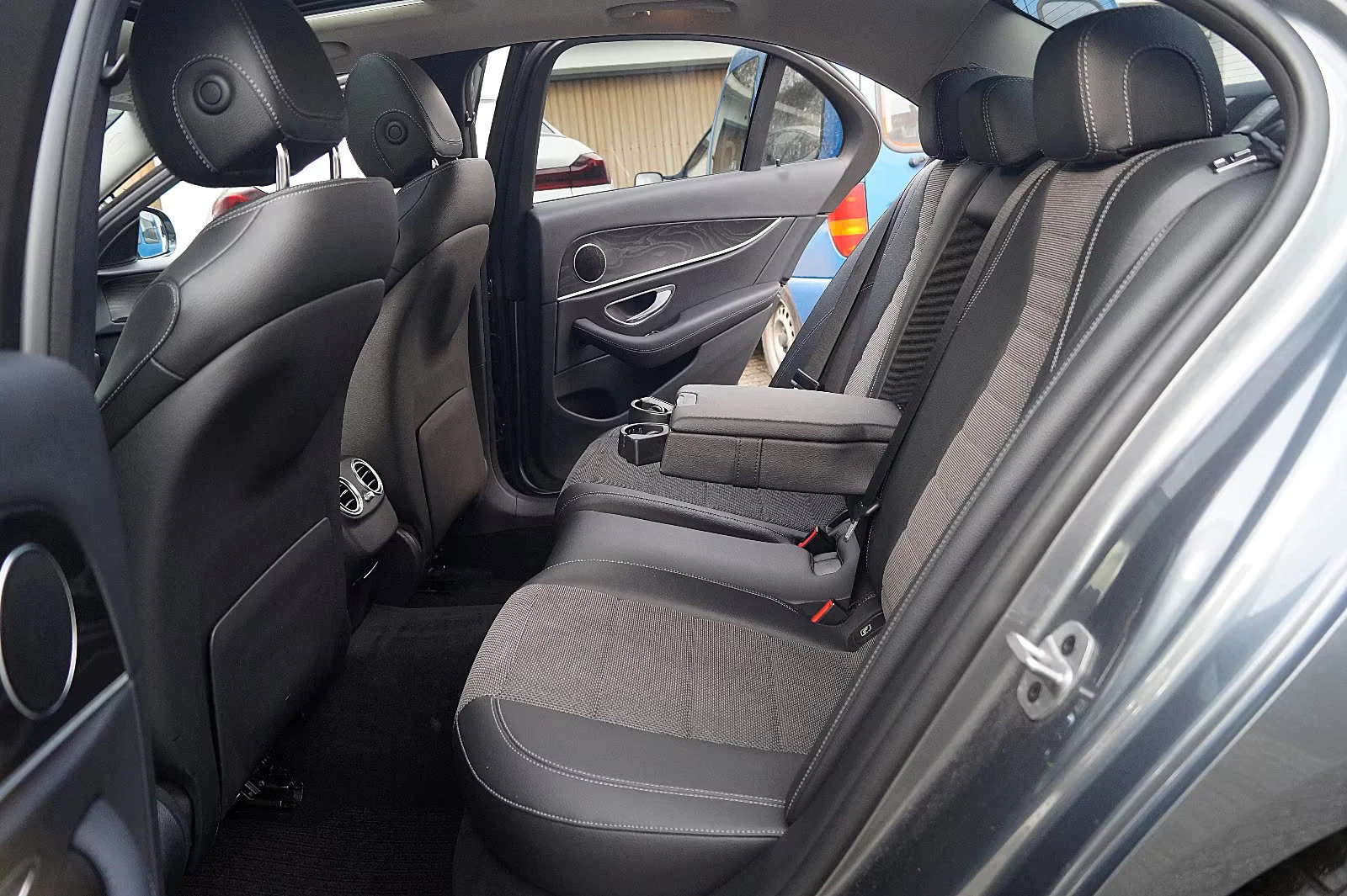 Mercedes-Benz E 220 d/194HP/AVANTGARDE/NIGHT/CAM/LED/NAVI/883g, снимка 12 - Автомобили и джипове - 53734389