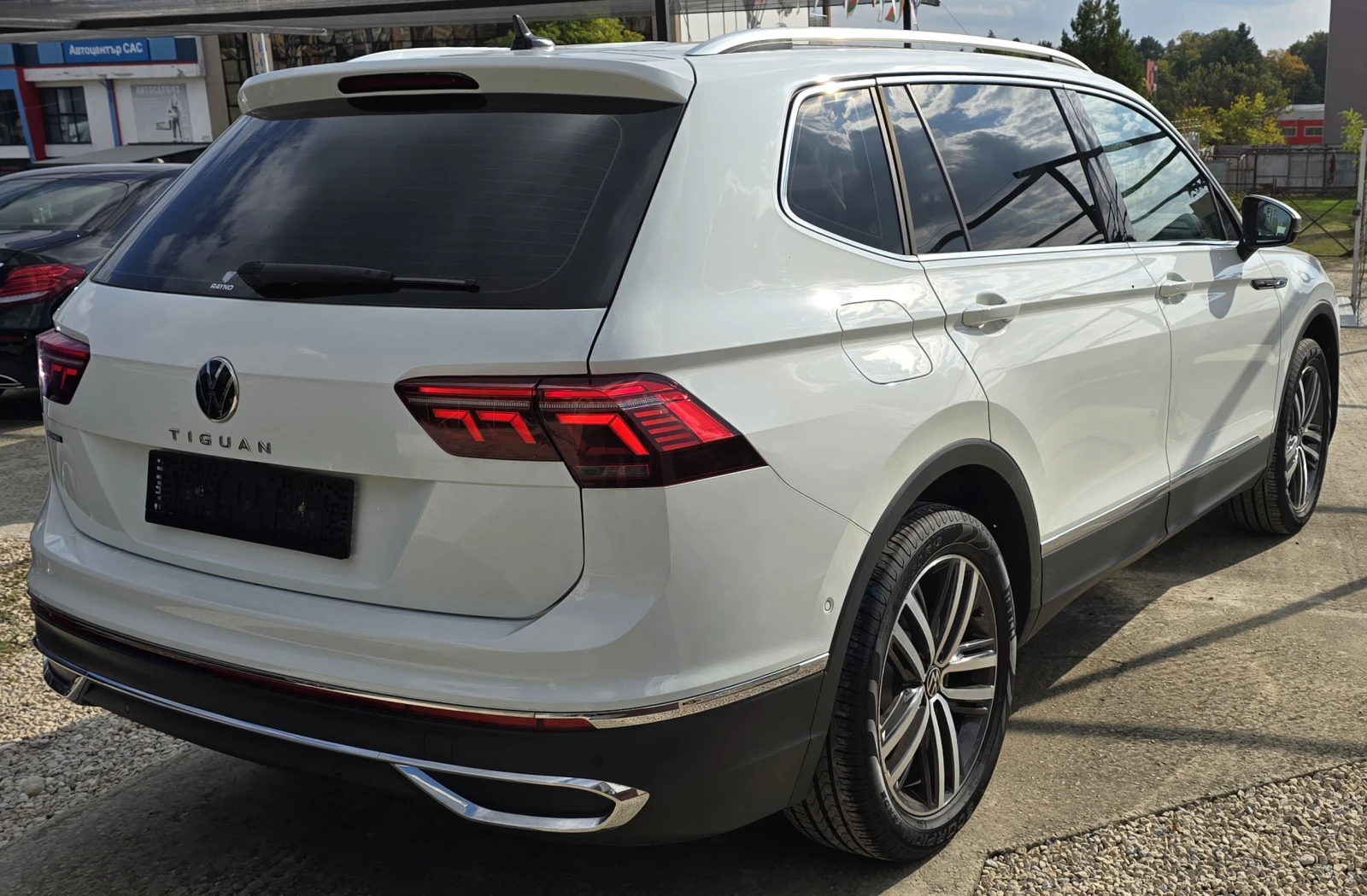 VW Tiguan Allspace 2.0 I R-LINE 15 000 КМ!!! | Mobile.bg — изображение 5