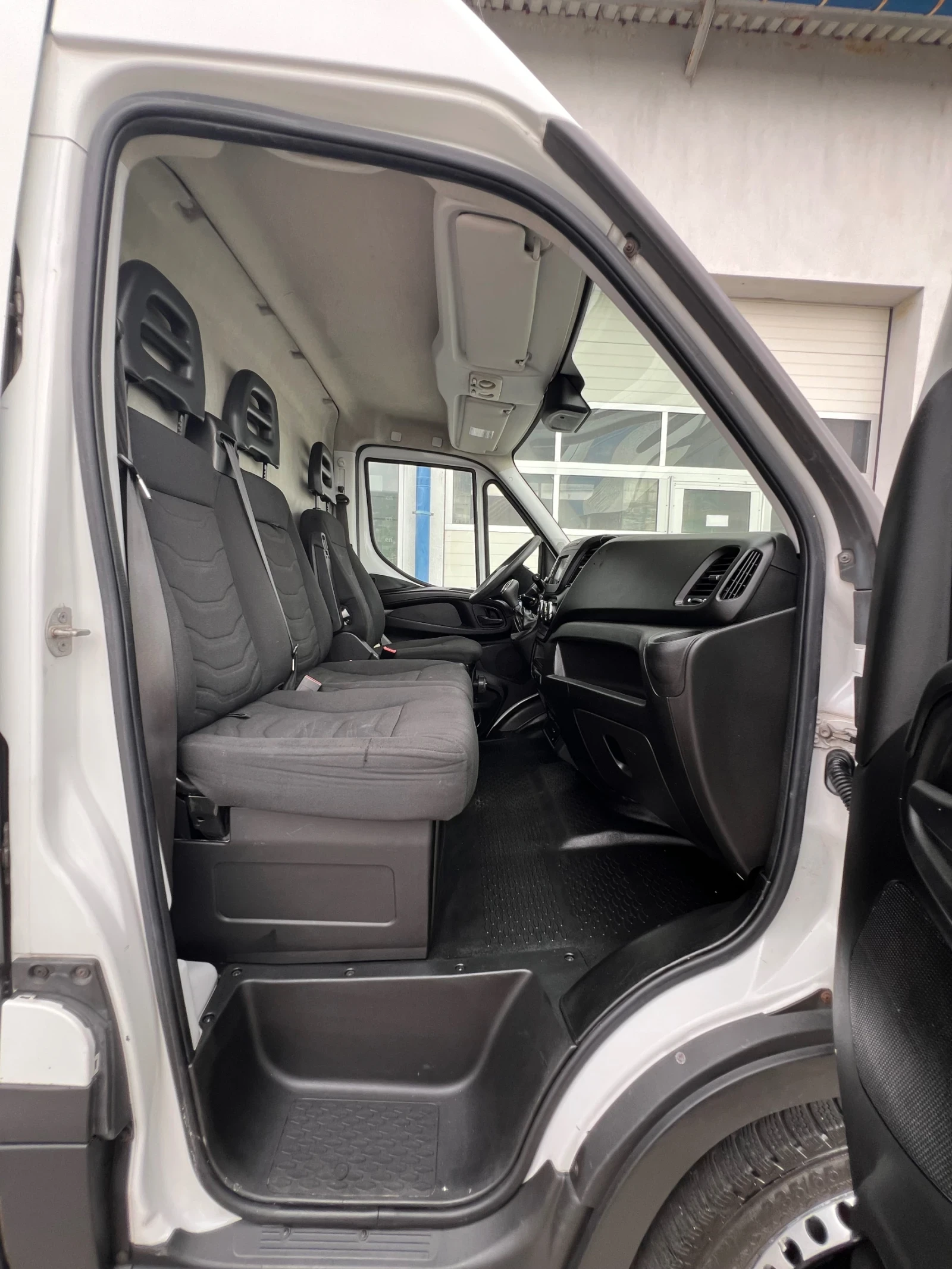 Iveco Daily Hi-Matic / Климатроник / 2 броя, снимка 11 - Бусове и автобуси - 55902020