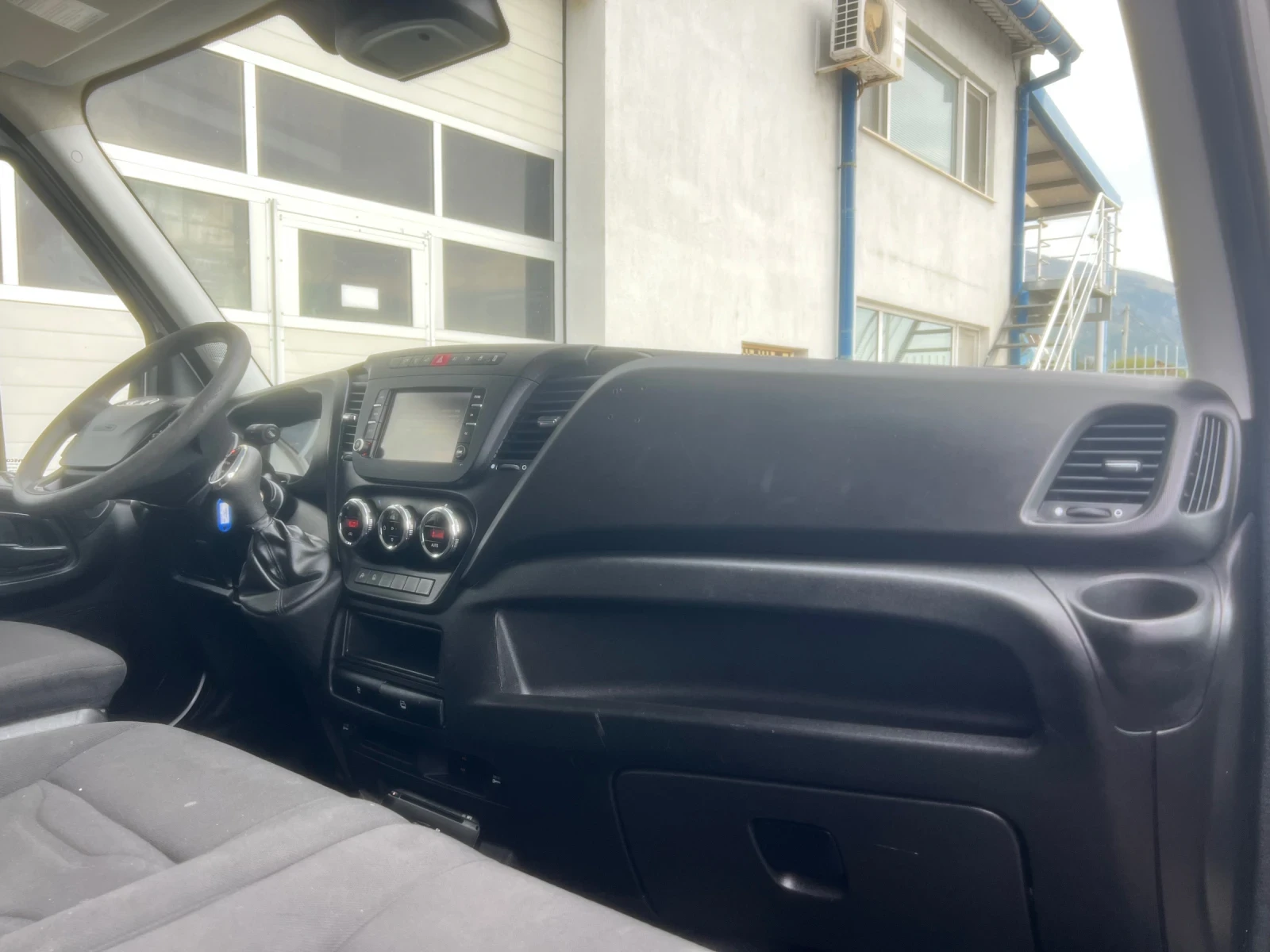 Iveco Daily Hi-Matic / Климатроник / 2 броя, снимка 12 - Бусове и автобуси - 55902020