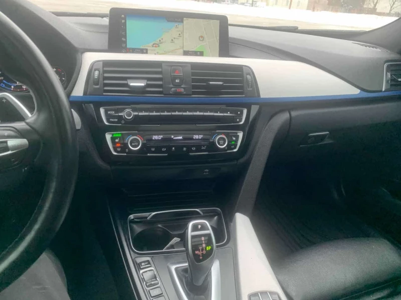 BMW 330 330i xDrive  CARFAX, снимка 9 - Автомобили и джипове - 53570147