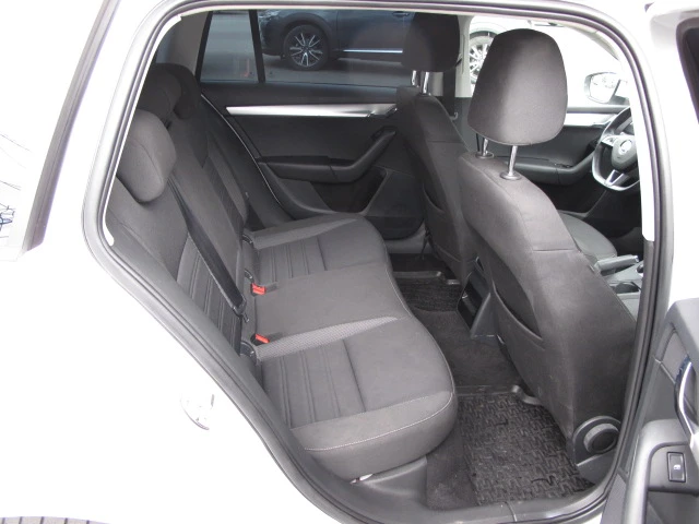 Skoda Octavia 2.0TDI Automatic, снимка 10 - Автомобили и джипове - 48753744