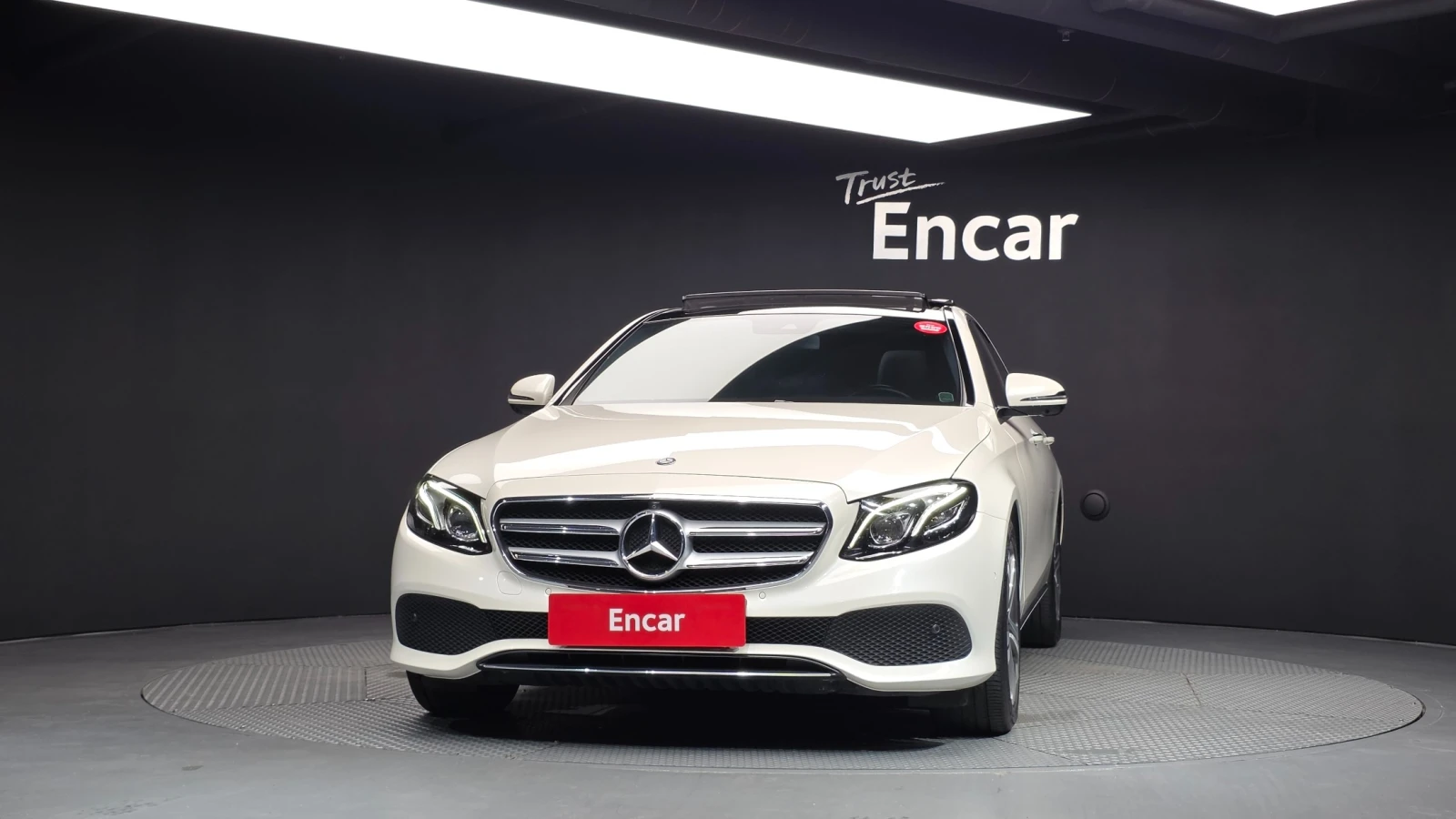 Mercedes-Benz E 300 2.0 Avantgarde, 360-cam, Обдух., снимка 3 - Автомобили и джипове - 56173005