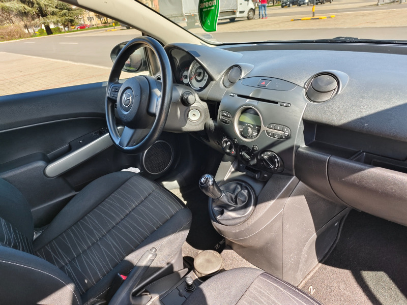 Mazda 2, снимка 11 - Автомобили и джипове - 45096189