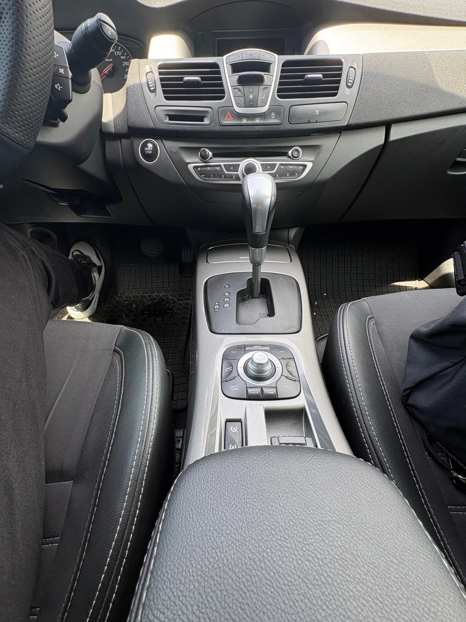 Renault Laguna 3 Facelift, снимка 11 - Автомобили и джипове - 54412284