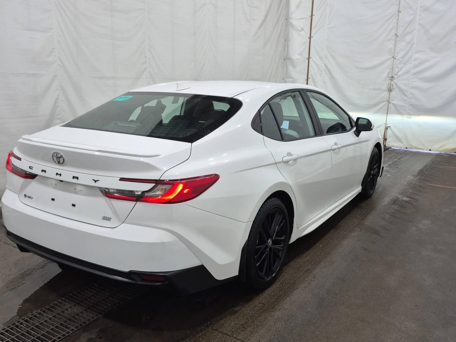 Toyota Camry HYBRID * ЧЕРЕН САЛОН * КАМЕРА * МЪРТВА ТОЧКА * , снимка 4 - Автомобили и джипове - 54491578