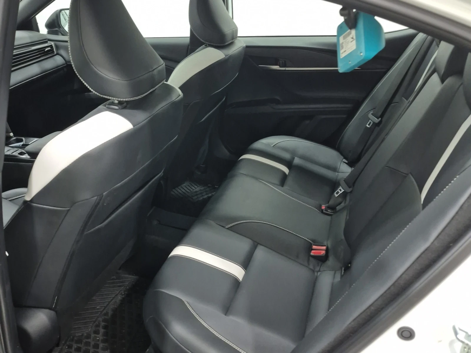 Toyota Camry HYBRID * ЧЕРЕН САЛОН * КАМЕРА * МЪРТВА ТОЧКА * , снимка 12 - Автомобили и джипове - 54491578