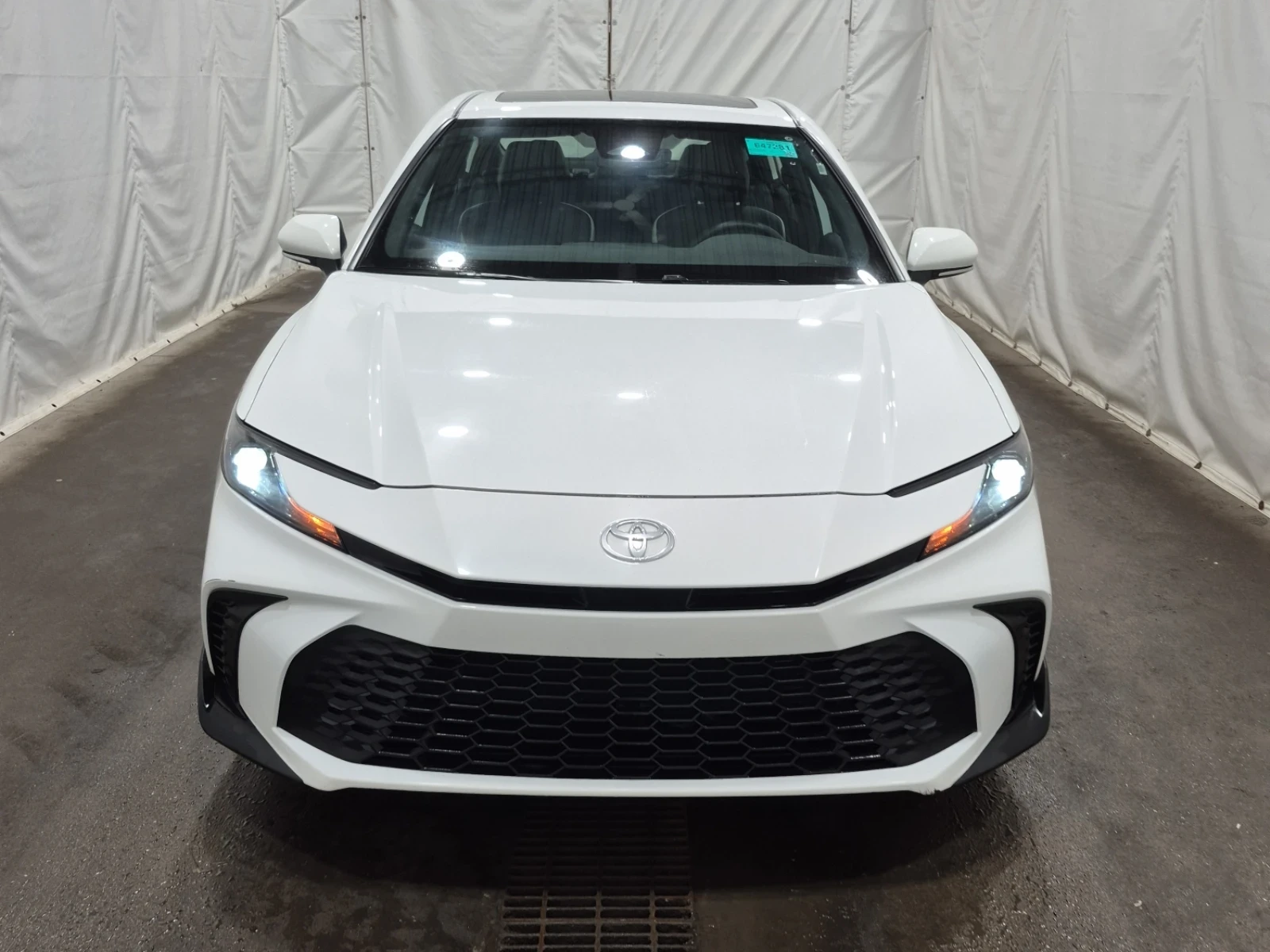 Toyota Camry HYBRID * ЧЕРЕН САЛОН * КАМЕРА * МЪРТВА ТОЧКА * , снимка 2 - Автомобили и джипове - 54491578