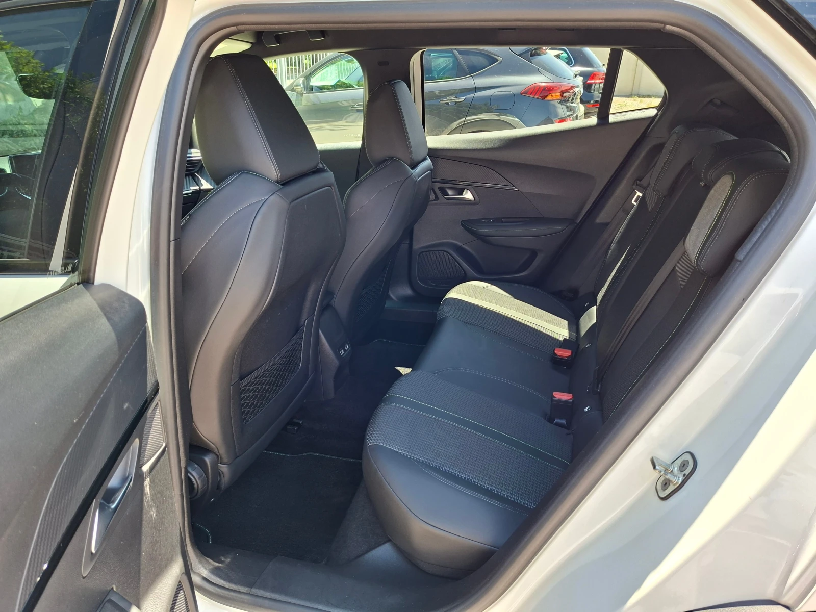 Peugeot 2008 1.5d-GT-line-6sk-Navi-Kamera-Keyless-Euro-6D, снимка 11 - Автомобили и джипове - 55026624