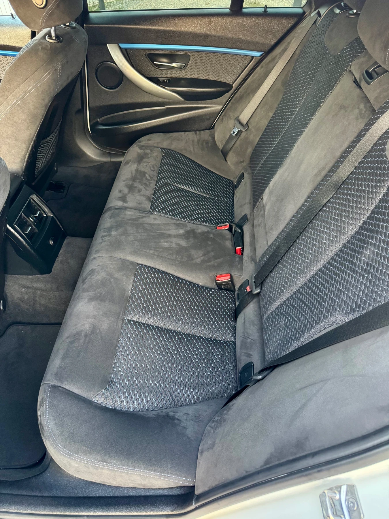 BMW 320 4x4 M-Pack B47, снимка 16 - Автомобили и джипове - 55555037