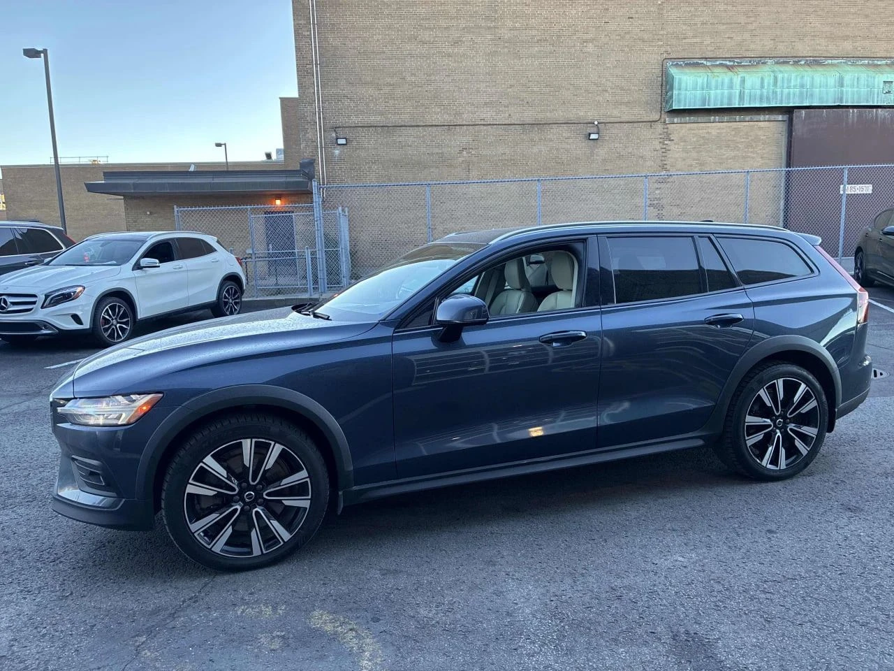 Volvo V60 Cross Country, снимка 2 - Автомобили и джипове - 56710763