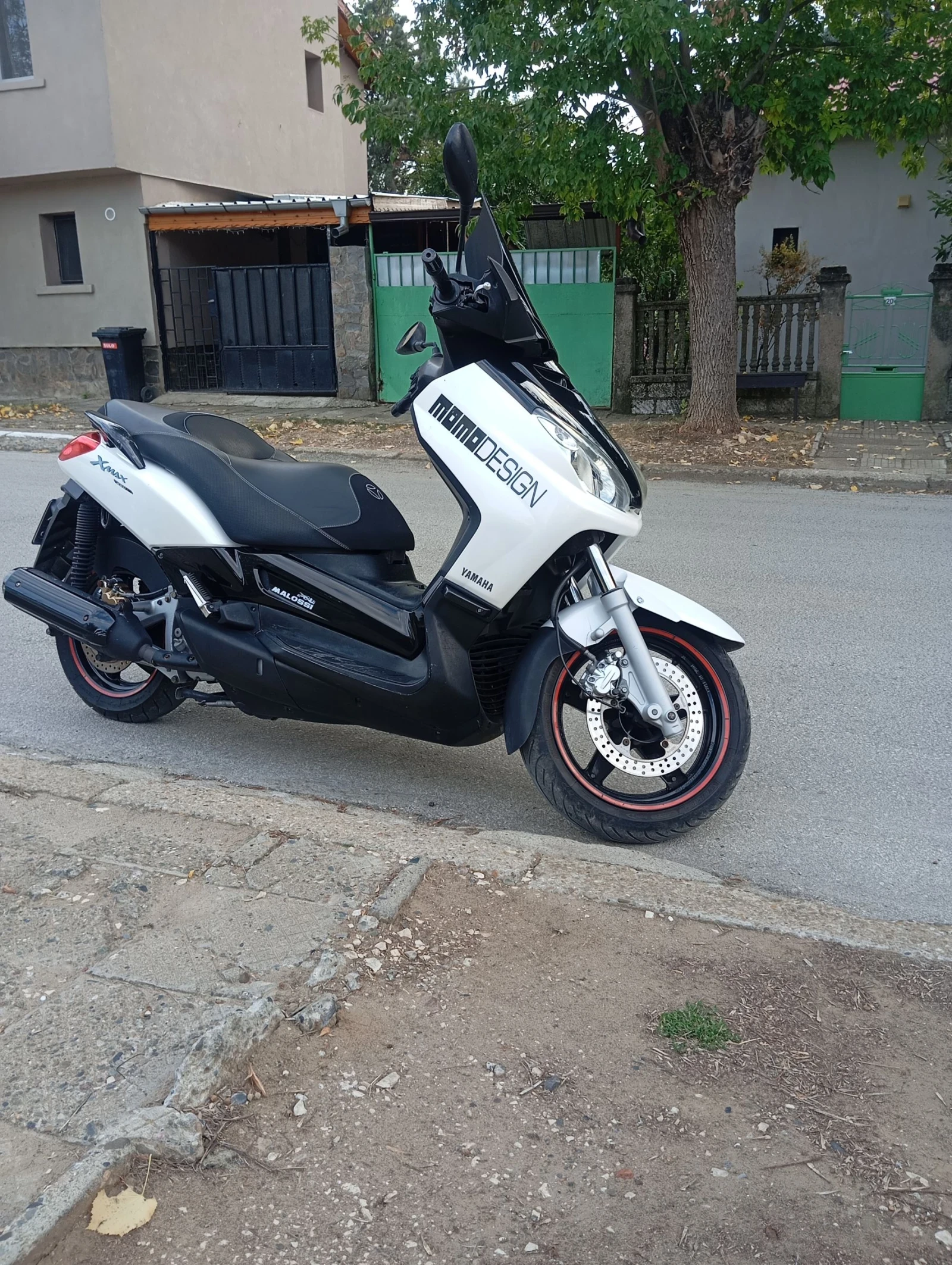 Yamaha Black X-Max 250