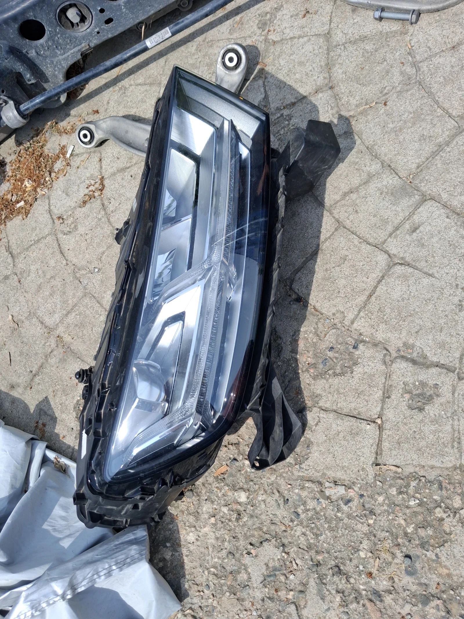 Десен фар за Audi Q7