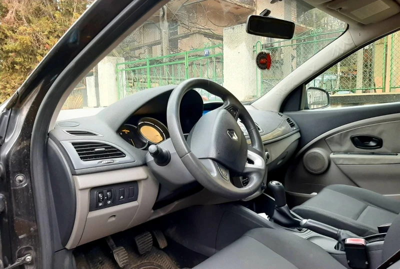 Renault Megane 1.5 dci, снимка 8 - Автомобили и джипове - 47001264