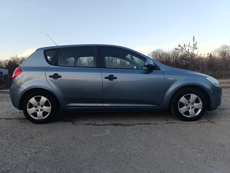 Kia Ceed 1.6i, снимка 4 - Автомобили и джипове - 52919972