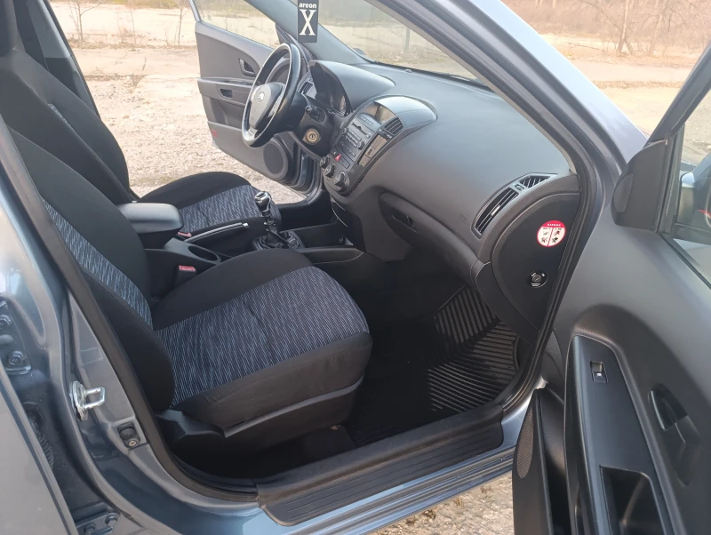 Kia Ceed 1.6i, снимка 11 - Автомобили и джипове - 52919972