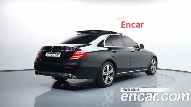 Mercedes-Benz E 300 4MATIC Avnatgarde, снимка 3 - Автомобили и джипове - 54098570
