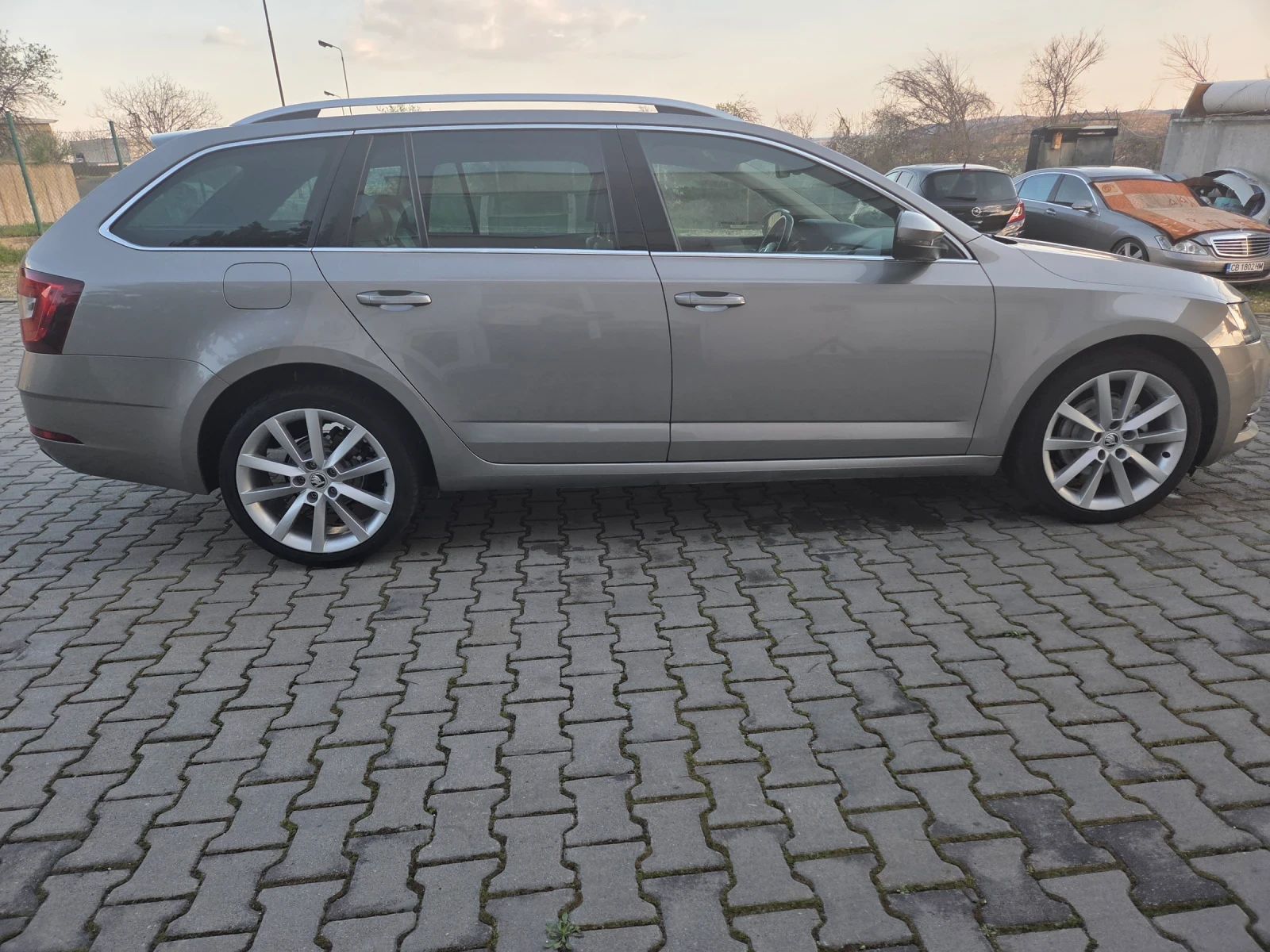 Skoda Octavia 2.0 TDI Панорама Печка Амбиент Keyless Led, снимка 5 - Автомобили и джипове - 54102147