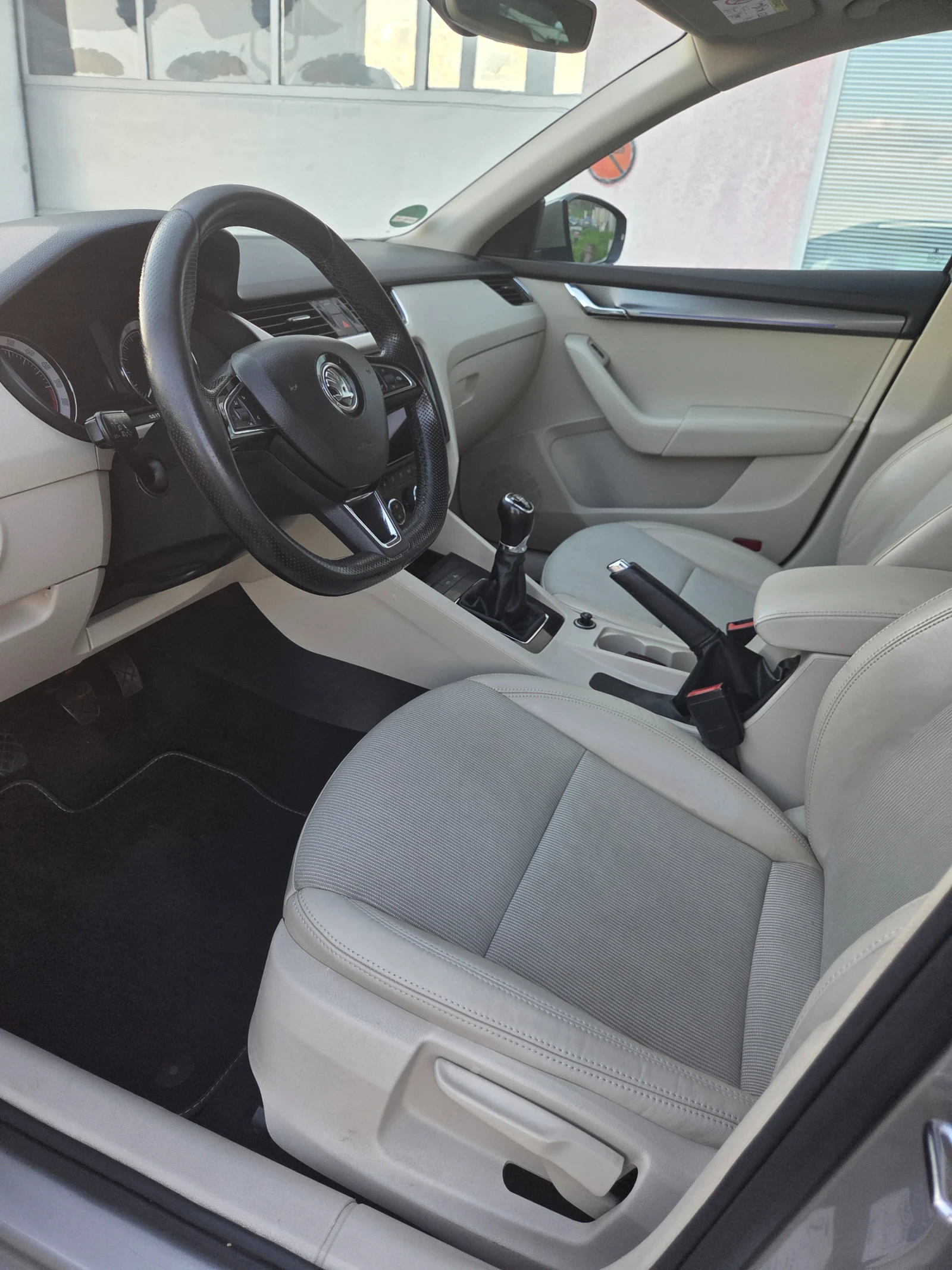 Skoda Octavia 2.0 TDI Панорама Печка Амбиент Keyless Led, снимка 7 - Автомобили и джипове - 54102147