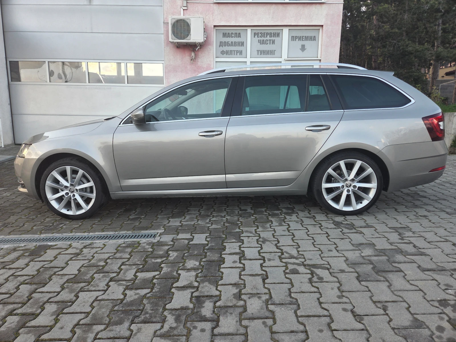 Skoda Octavia 2.0 TDI Панорама Печка Амбиент Keyless Led, снимка 2 - Автомобили и джипове - 54102147