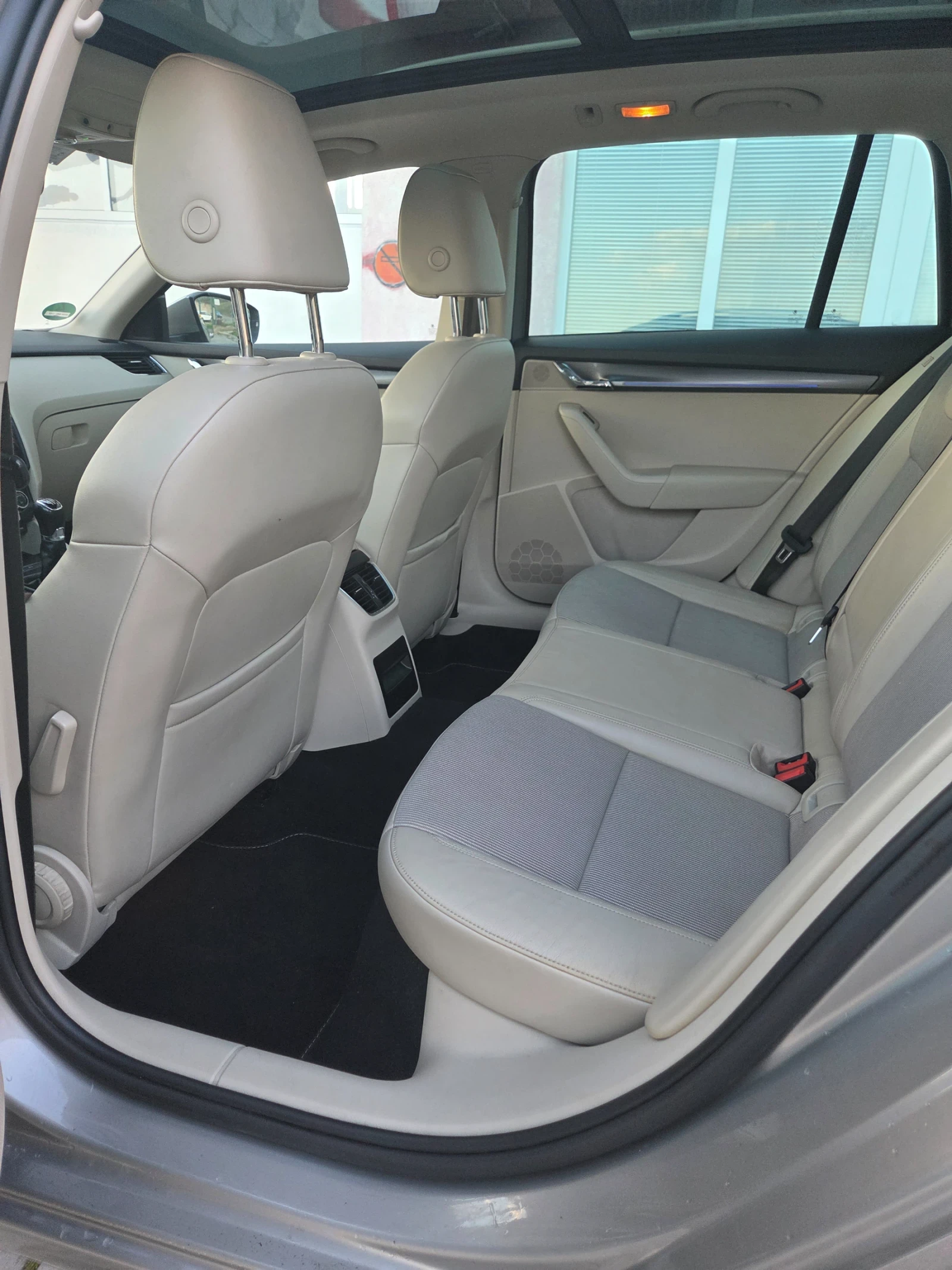 Skoda Octavia 2.0 TDI Панорама Печка Амбиент Keyless Led, снимка 8 - Автомобили и джипове - 54102147