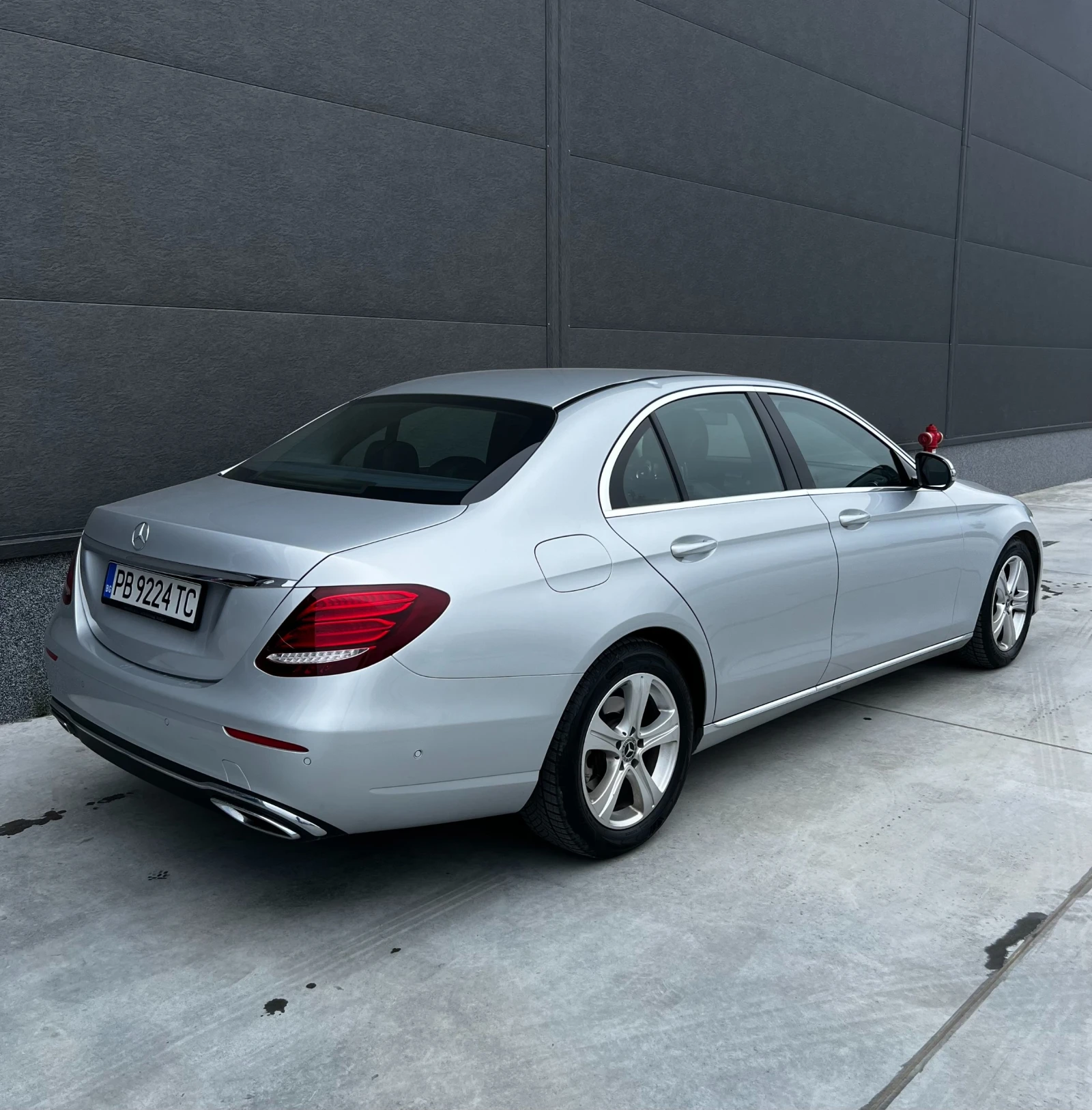 Mercedes-Benz E 220, снимка 3 - Автомобили и джипове - 54404180