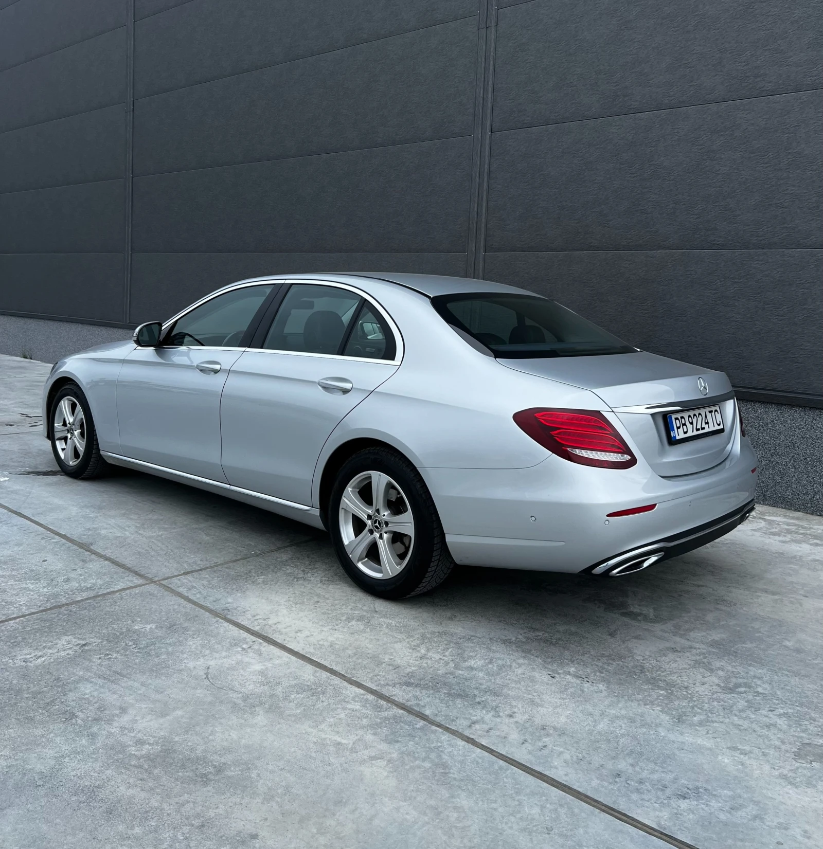 Mercedes-Benz E 220, снимка 4 - Автомобили и джипове - 54404180