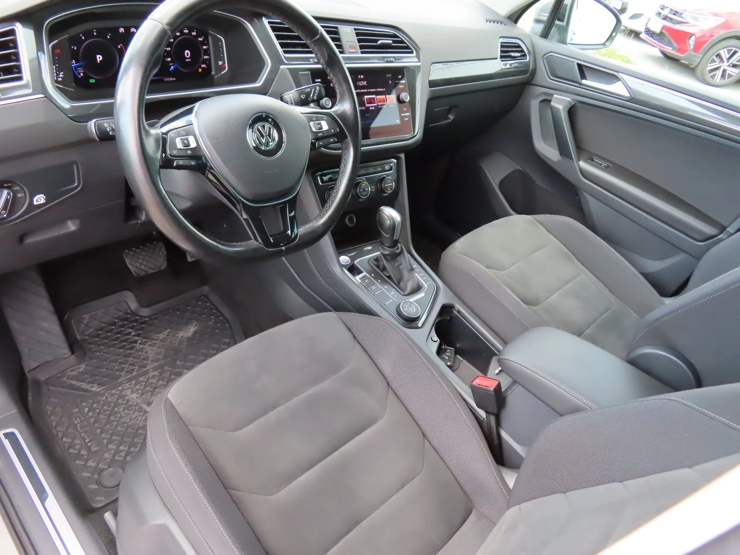 VW Tiguan, снимка 4 - Автомобили и джипове - 56420840