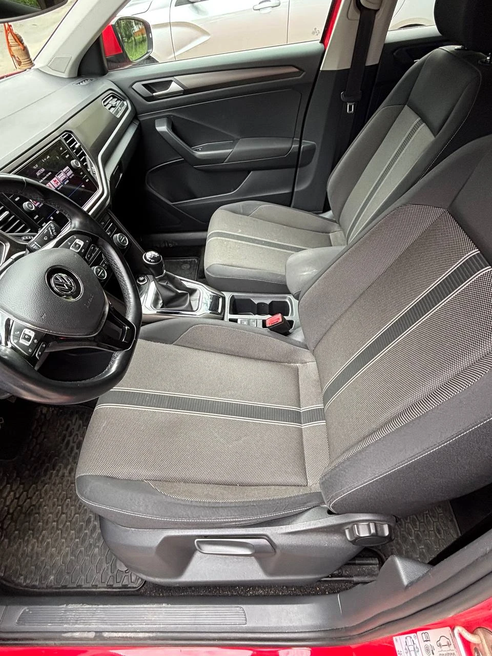 VW T-Roc, снимка 10 - Автомобили и джипове - 55171348