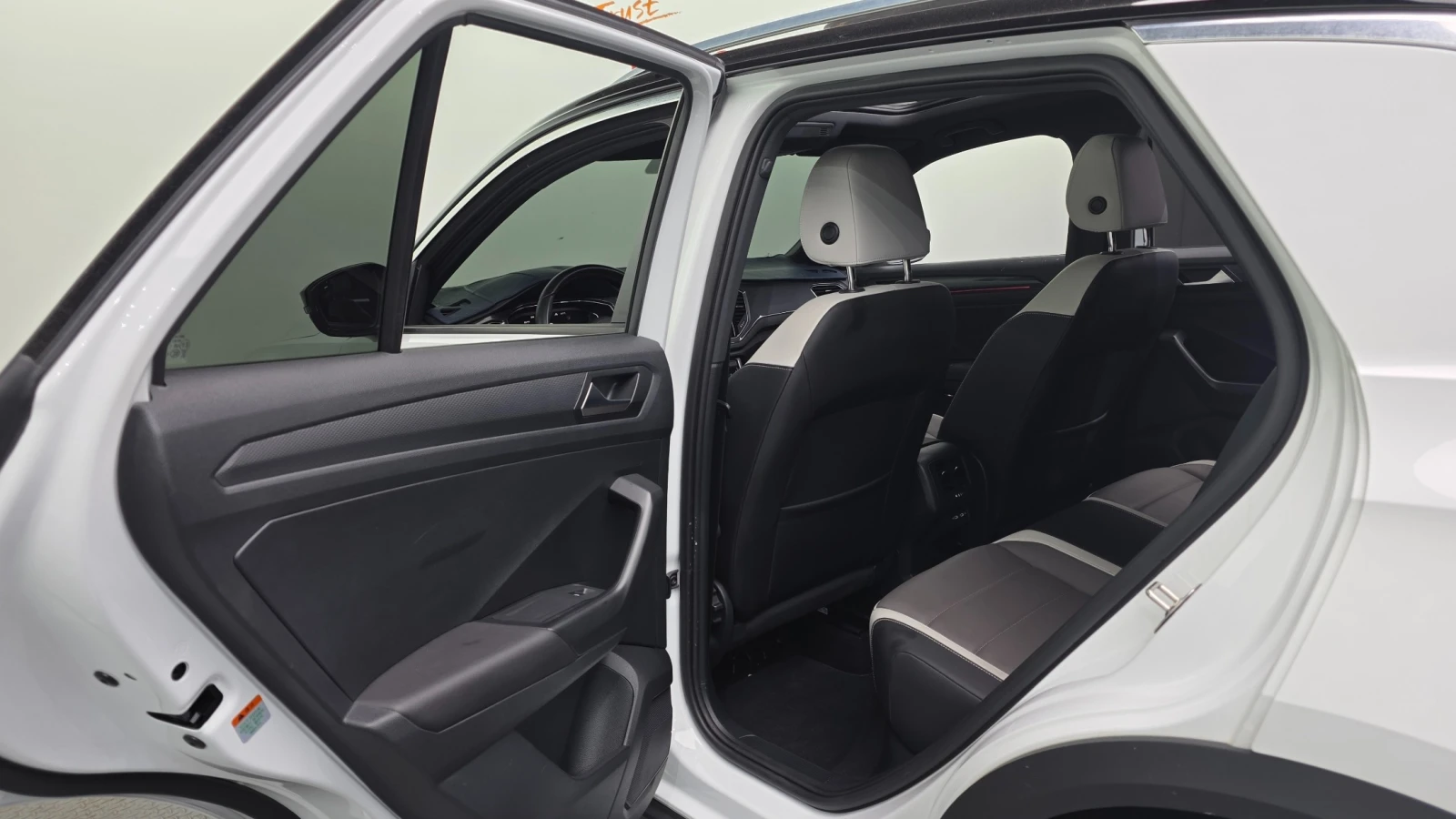 VW T-Roc Prestige | Keyless | LED, снимка 10 - Автомобили и джипове - 55492203