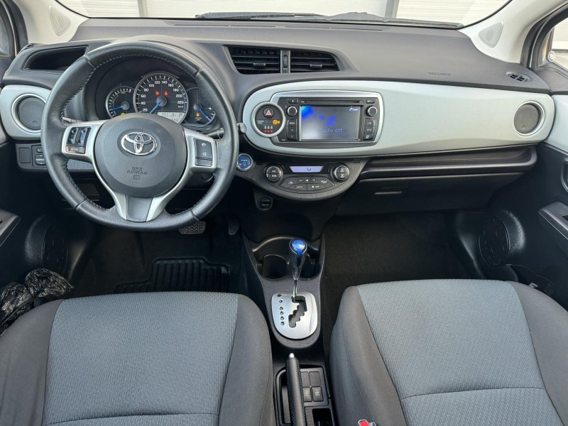 Toyota Yaris Hybrid, снимка 12 - Автомобили и джипове - 46356934