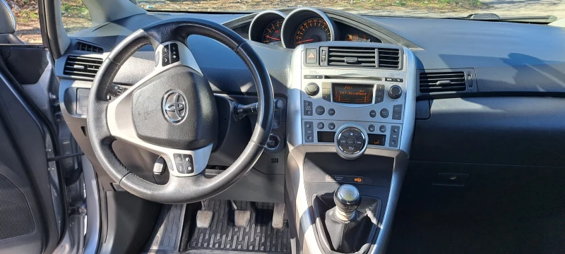 Toyota Corolla verso 2.0, снимка 14 - Автомобили и джипове - 49589403