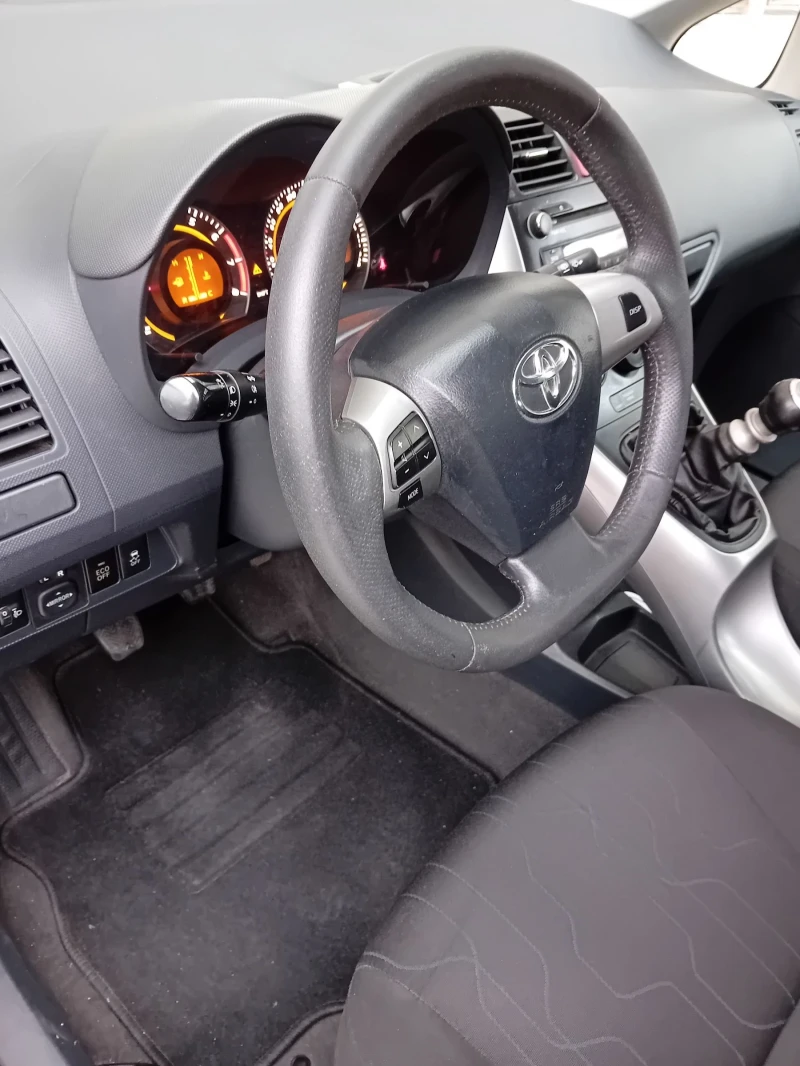 Toyota Auris 1.33I, снимка 11 - Автомобили и джипове - 49596039