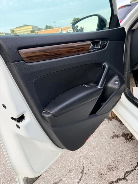 VW Passat * 2.0T Limited Edition * CARFAX * БЕЗ ПЪРВОНАЧАЛНА, снимка 11 - Автомобили и джипове - 52998458